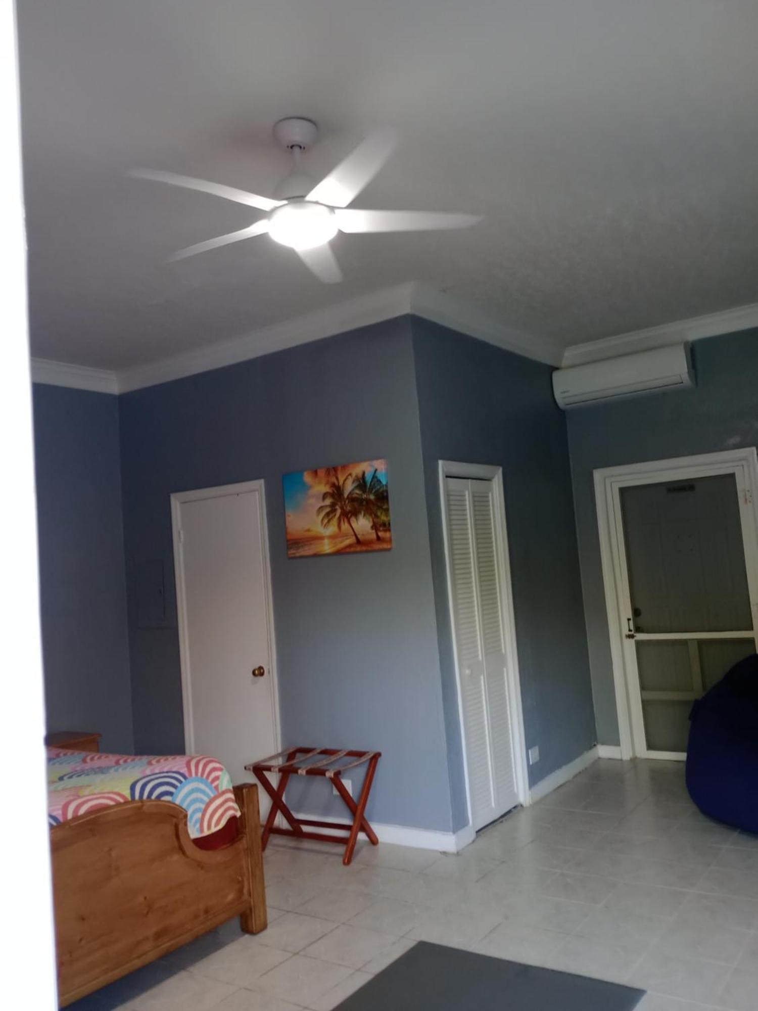 Surfers Manor Motel Gregory Town Экстерьер фото