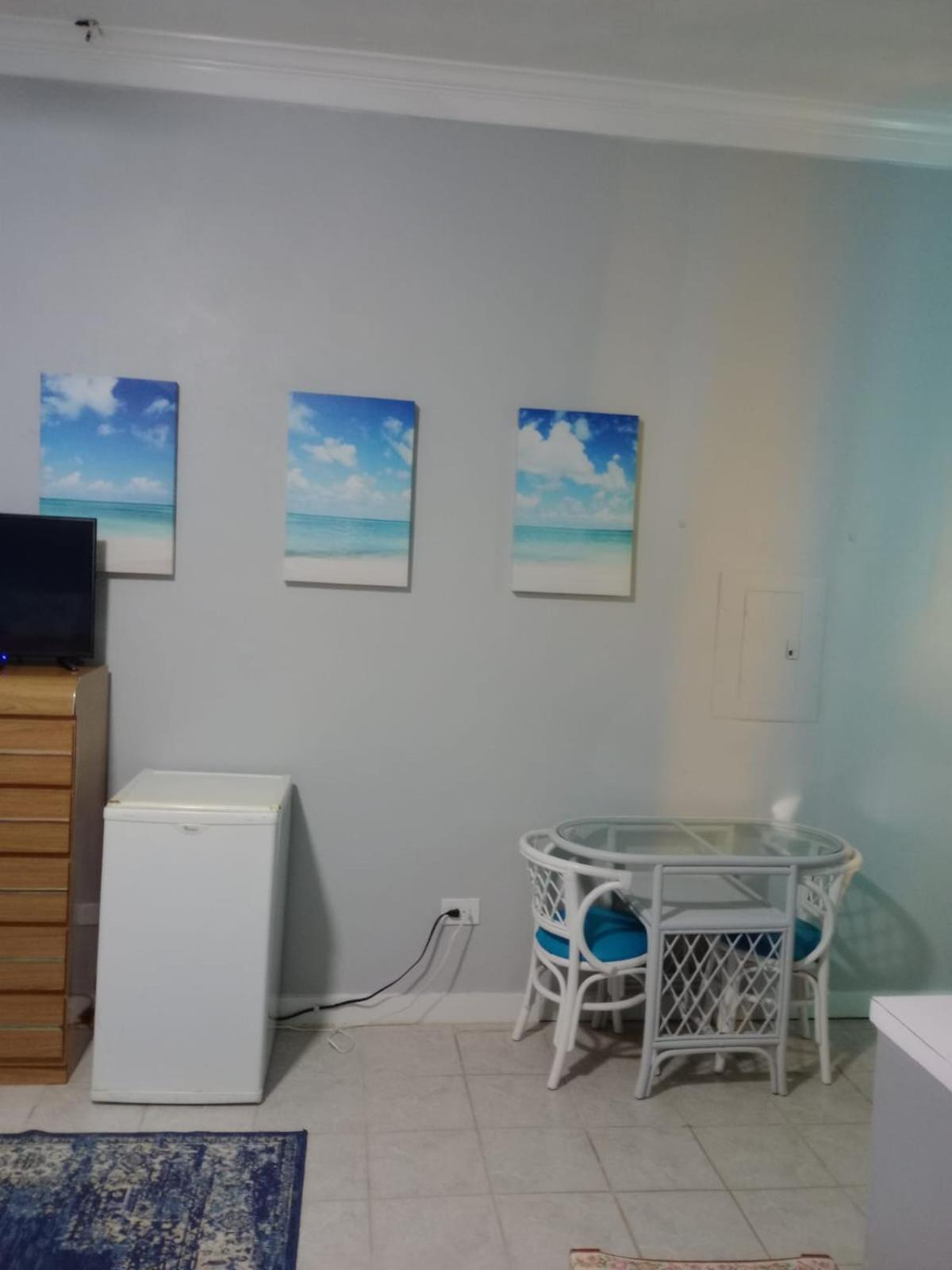 Surfers Manor Motel Gregory Town Экстерьер фото