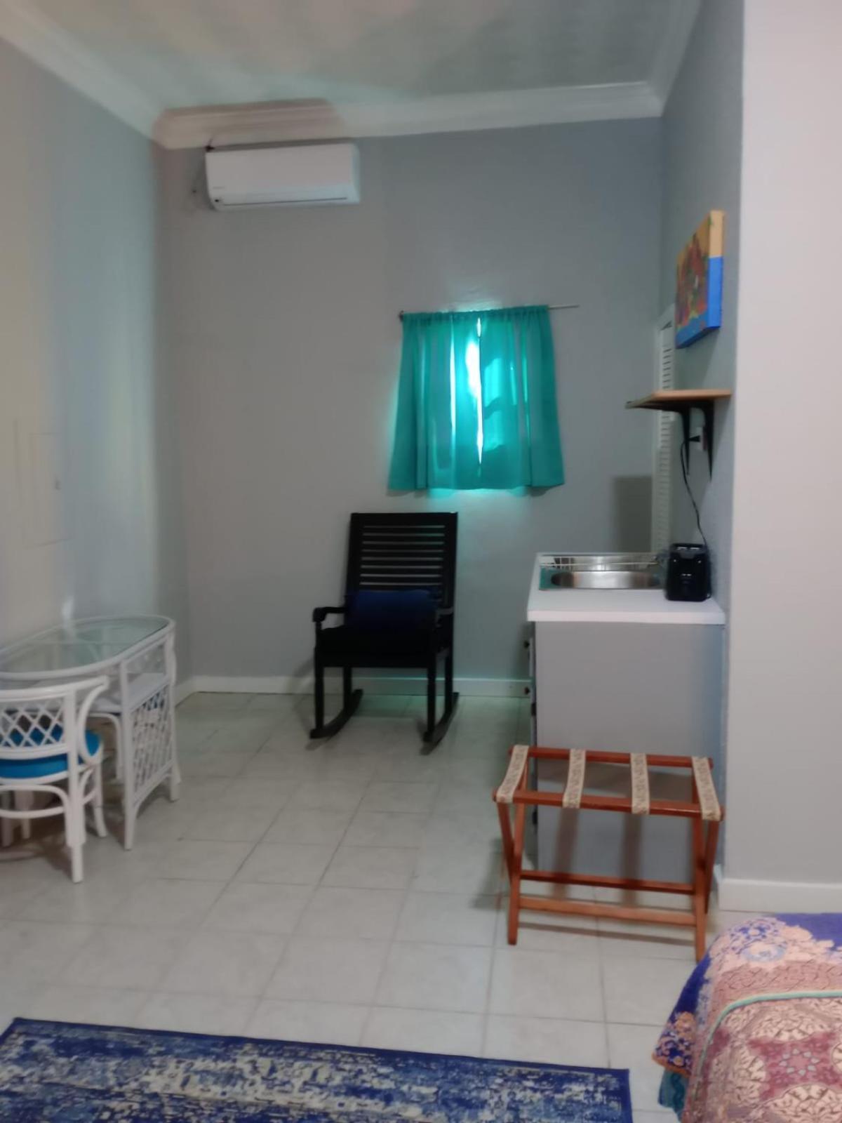 Surfers Manor Motel Gregory Town Экстерьер фото