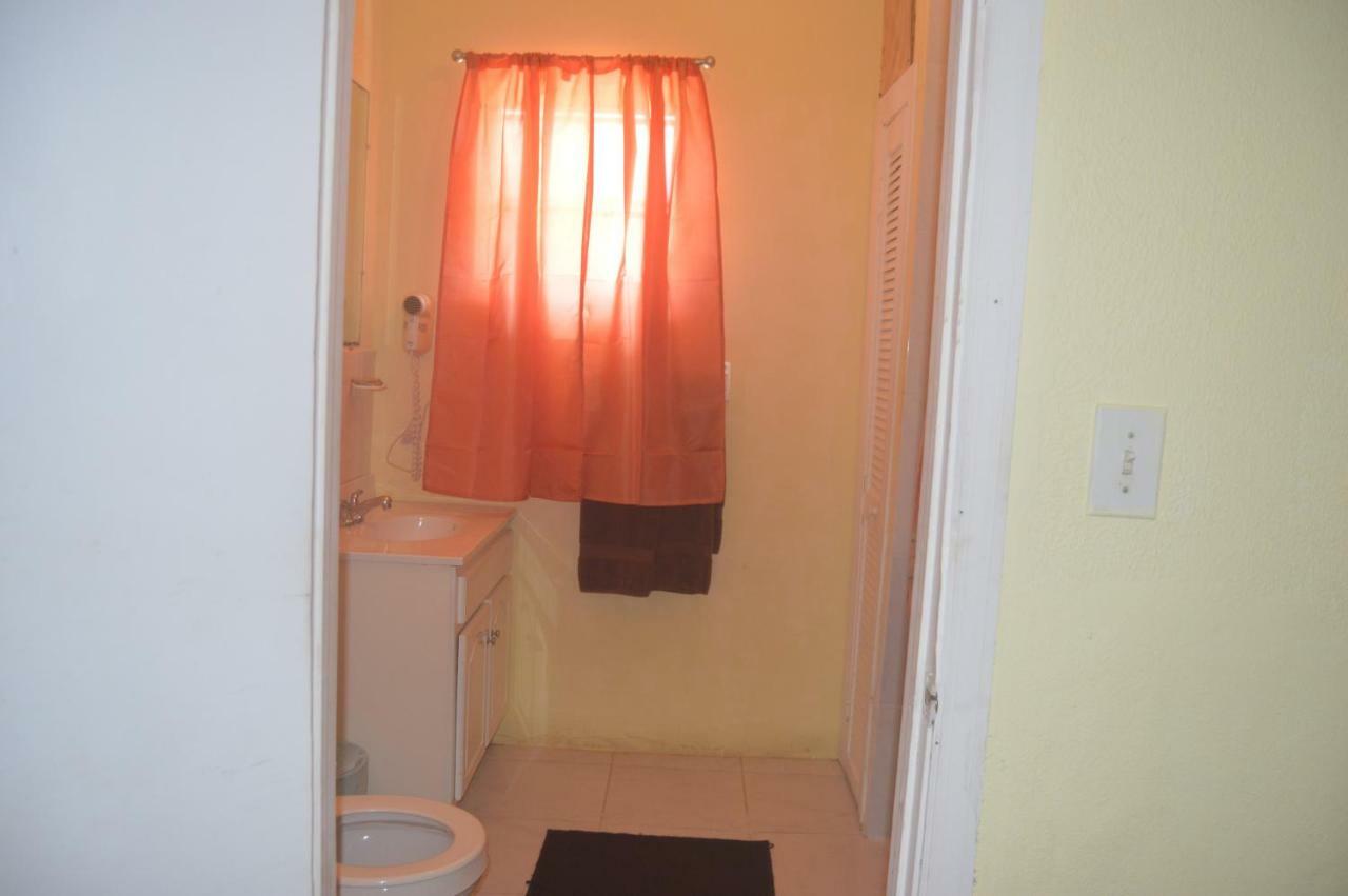 Surfers Manor Motel Gregory Town Экстерьер фото